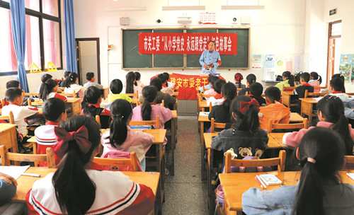 五老牟紹華身著紅軍軍裝走進(jìn)校園開展“黨史微課”活動.png